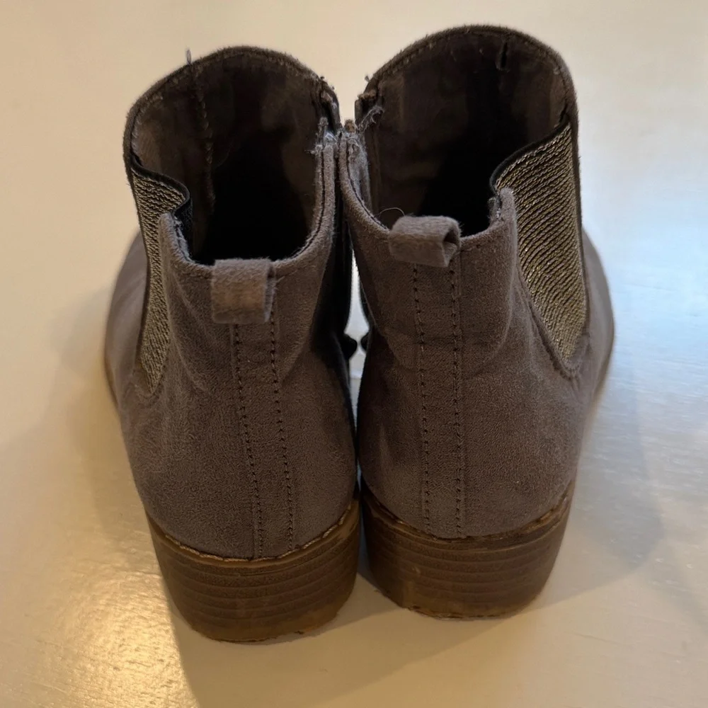 Old Navy girls gray booties with a little sparkle ✨